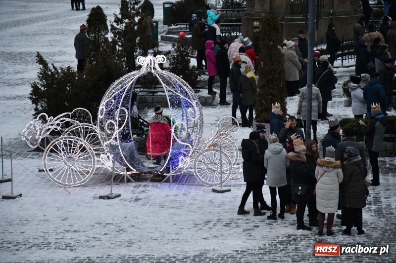 Zdjęcie w galerii na portalu naszraciborz.pl: Raciborski Orszak Trzech Króli tym razem miał trzy strumienie WIDEO wiadomości z regionu