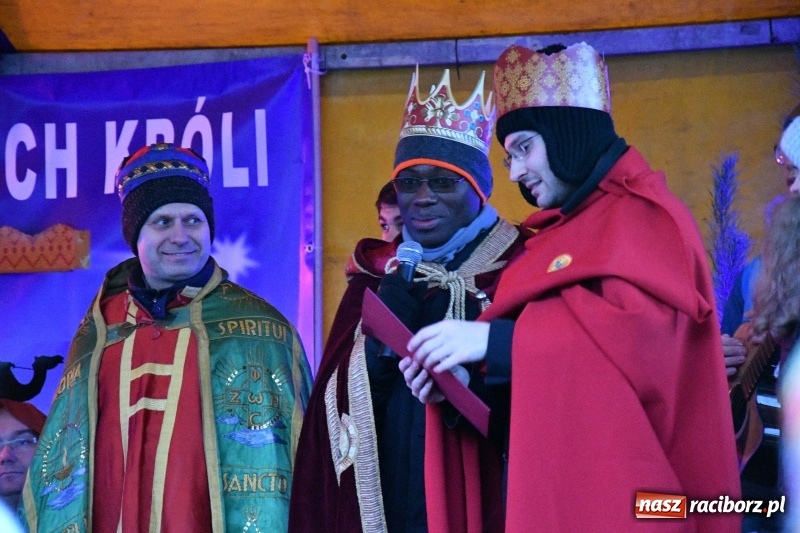 Zdjęcie w galerii na portalu naszraciborz.pl: Raciborski Orszak Trzech Króli tym razem miał trzy strumienie WIDEO wiadomości z regionu