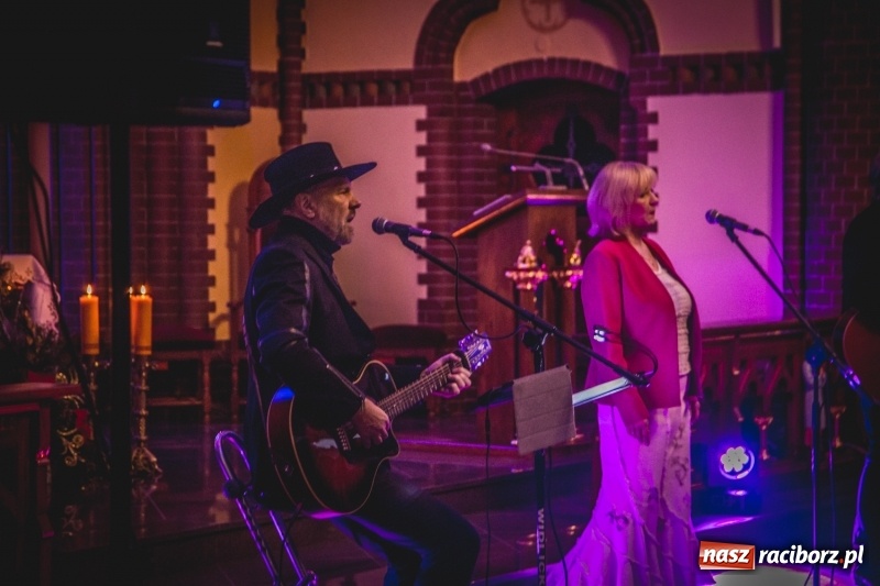 Zdjęcie w galerii na portalu naszraciborz.pl: XII Kuźniańskie Kolędowanie z Gangiem Marcela  wiadomości z regionu