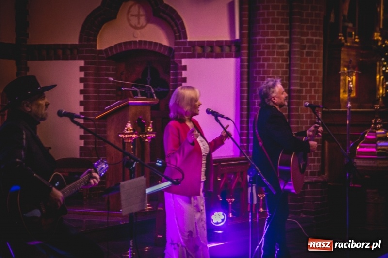 Zdjęcie w galerii na portalu naszraciborz.pl: XII Kuźniańskie Kolędowanie z Gangiem Marcela  wiadomości z regionu