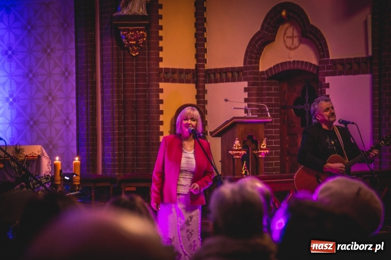 Zdjęcie w galerii na portalu naszraciborz.pl: XII Kuźniańskie Kolędowanie z Gangiem Marcela  wiadomości z regionu