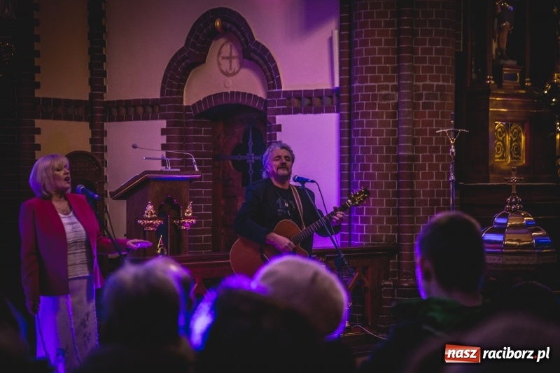 Zdjęcie w galerii na portalu naszraciborz.pl: XII Kuźniańskie Kolędowanie z Gangiem Marcela  wiadomości z regionu