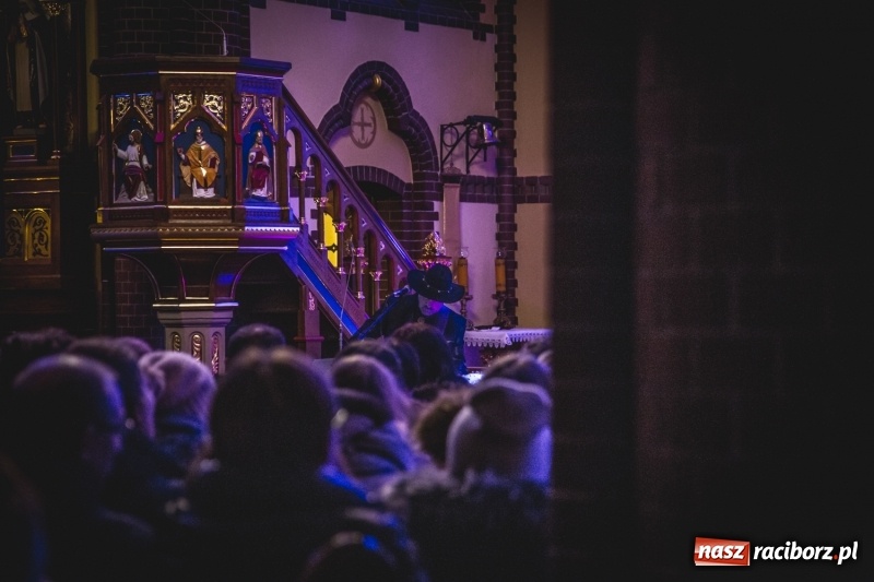 Zdjęcie w galerii na portalu naszraciborz.pl: XII Kuźniańskie Kolędowanie z Gangiem Marcela  wiadomości z regionu