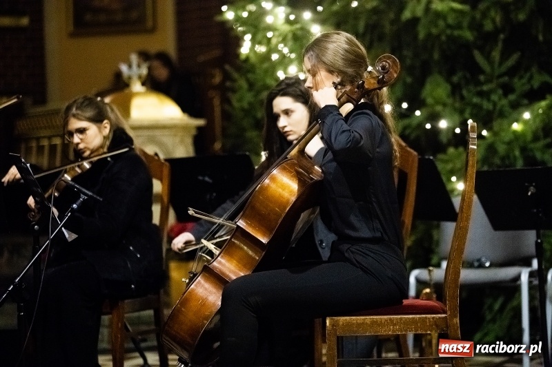 Zdjęcie w galerii na portalu naszraciborz.pl: Koncert Kolęd Tradycyjnych i Pieśni Bożonarodzeniowych w kościele św. Mikołaja wiadomości z regionu