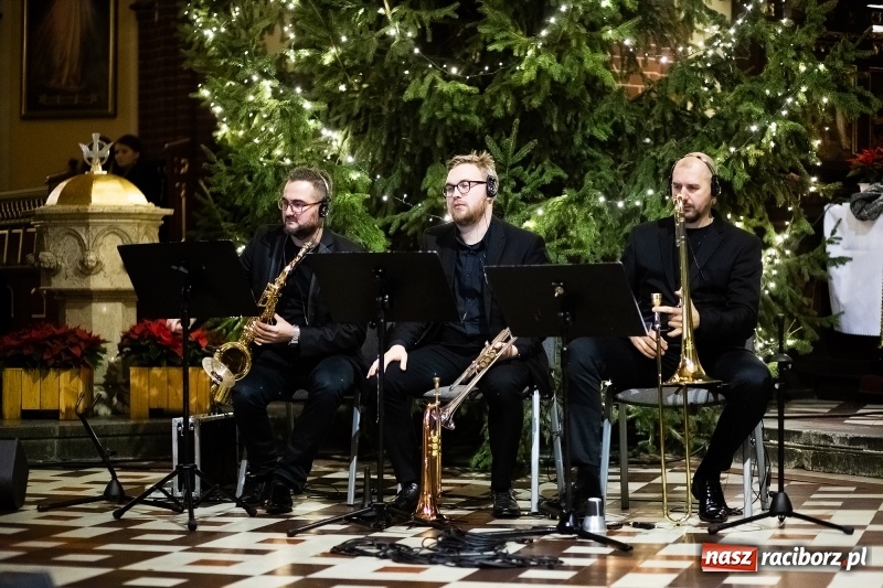 Zdjęcie w galerii na portalu naszraciborz.pl: Koncert Kolęd Tradycyjnych i Pieśni Bożonarodzeniowych w kościele św. Mikołaja wiadomości z regionu