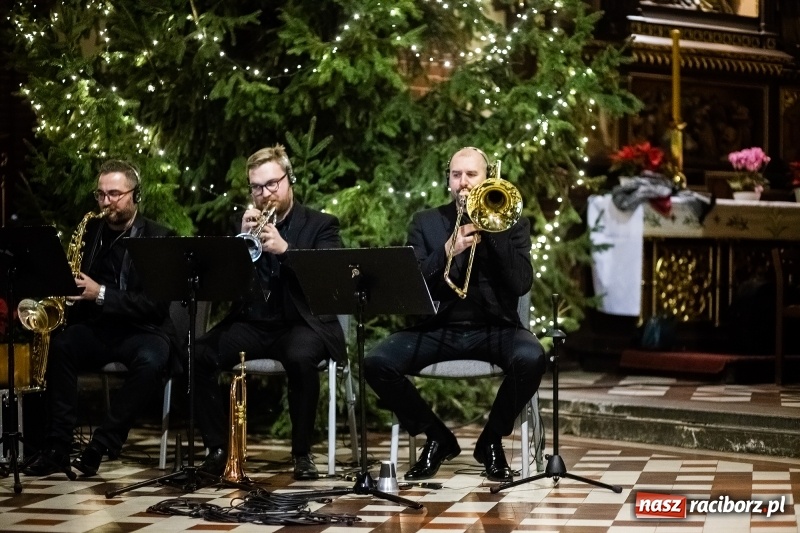 Zdjęcie w galerii na portalu naszraciborz.pl: Koncert Kolęd Tradycyjnych i Pieśni Bożonarodzeniowych w kościele św. Mikołaja wiadomości z regionu
