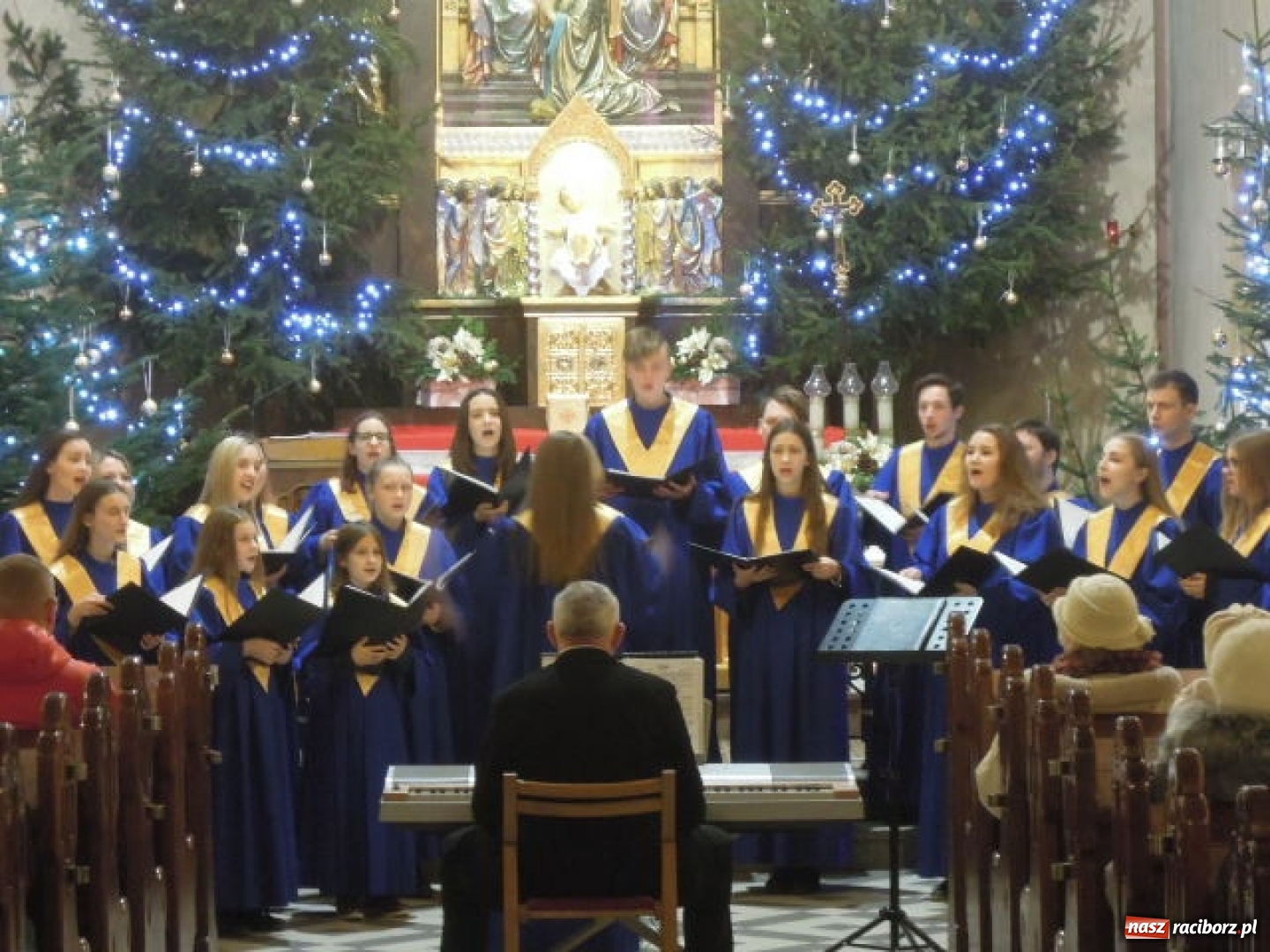 Zdjęcie w galerii na portalu naszraciborz.pl: Chór Bel Canto zaśpiewał w Krowiarkach wiadomości z regionu