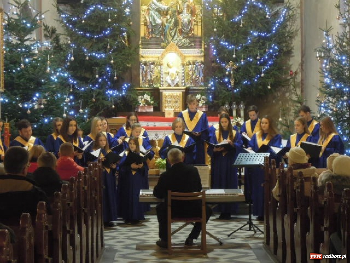 Zdjęcie w galerii na portalu naszraciborz.pl: Chór Bel Canto zaśpiewał w Krowiarkach wiadomości z regionu