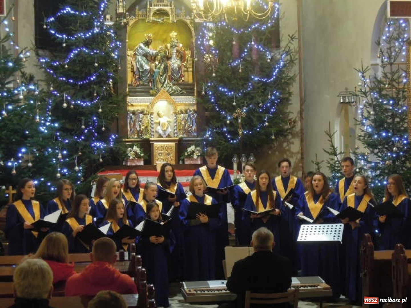 Zdjęcie w galerii na portalu naszraciborz.pl: Chór Bel Canto zaśpiewał w Krowiarkach wiadomości z regionu