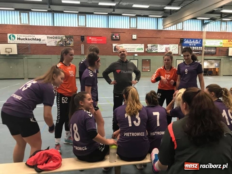 Zdjęcie w galerii na portalu naszraciborz.pl: Szczypiornistki pietrowickiego UKS na turniejach noworocznych w Niemczech wiadomości z regionu