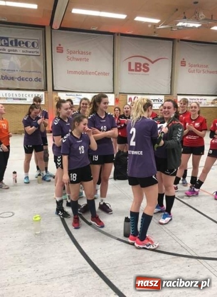 Zdjęcie w galerii na portalu naszraciborz.pl: Szczypiornistki pietrowickiego UKS na turniejach noworocznych w Niemczech wiadomości z regionu