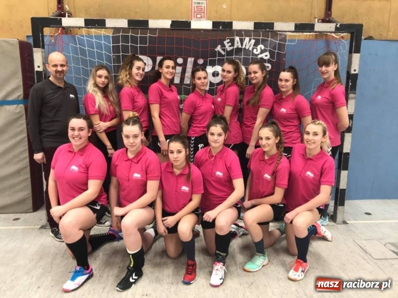 Zdjęcie w galerii na portalu naszraciborz.pl: Szczypiornistki pietrowickiego UKS na turniejach noworocznych w Niemczech wiadomości z regionu