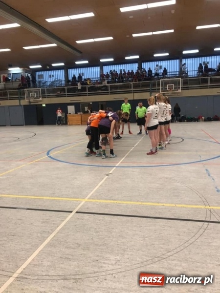 Zdjęcie w galerii na portalu naszraciborz.pl: Szczypiornistki pietrowickiego UKS na turniejach noworocznych w Niemczech wiadomości z regionu