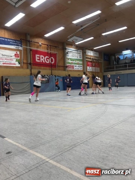 Zdjęcie w galerii na portalu naszraciborz.pl: Szczypiornistki pietrowickiego UKS na turniejach noworocznych w Niemczech wiadomości z regionu