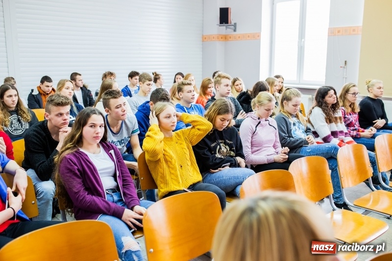 Zdjęcie w galerii na portalu naszraciborz.pl: Trenerzy i nauczyciele ZSOMS pogratulowali Beacie Maruszczyk wiadomości z regionu