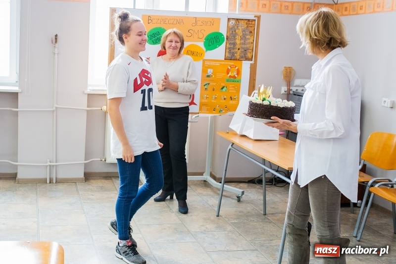 Zdjęcie w galerii na portalu naszraciborz.pl: Trenerzy i nauczyciele ZSOMS pogratulowali Beacie Maruszczyk wiadomości z regionu