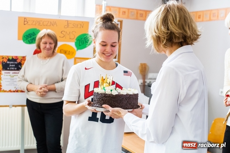 Zdjęcie w galerii na portalu naszraciborz.pl: Trenerzy i nauczyciele ZSOMS pogratulowali Beacie Maruszczyk wiadomości z regionu
