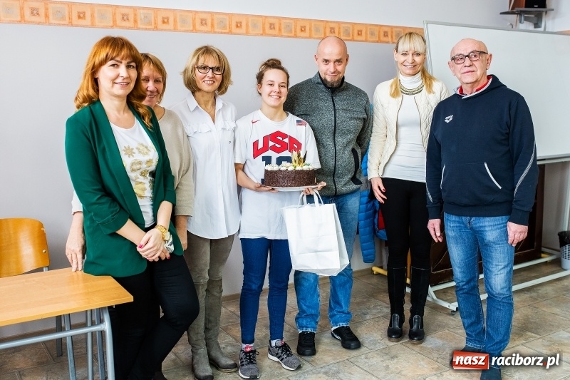 Zdjęcie w galerii na portalu naszraciborz.pl: Trenerzy i nauczyciele ZSOMS pogratulowali Beacie Maruszczyk wiadomości z regionu