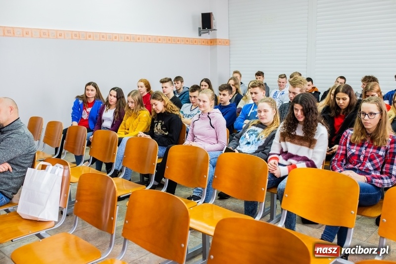 Zdjęcie w galerii na portalu naszraciborz.pl: Trenerzy i nauczyciele ZSOMS pogratulowali Beacie Maruszczyk wiadomości z regionu