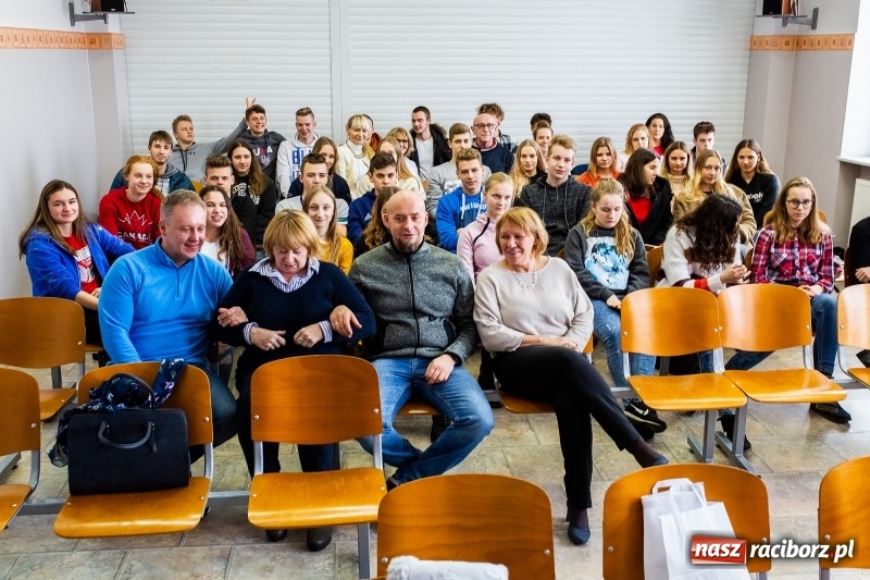 Zdjęcie w galerii na portalu naszraciborz.pl: Trenerzy i nauczyciele ZSOMS pogratulowali Beacie Maruszczyk wiadomości z regionu