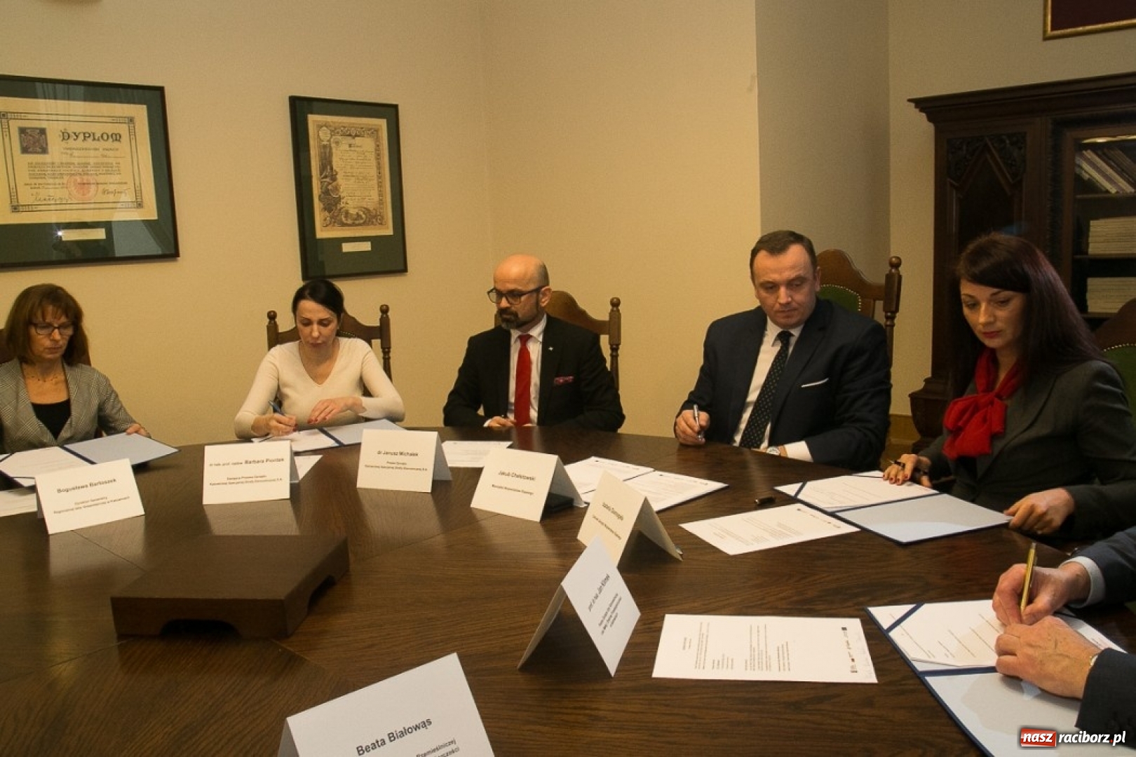Zdjęcie w galerii na portalu naszraciborz.pl: Porozumienie o współpracy podpisane. Miliony złotych na staże i konkursy wiadomości z regionu
