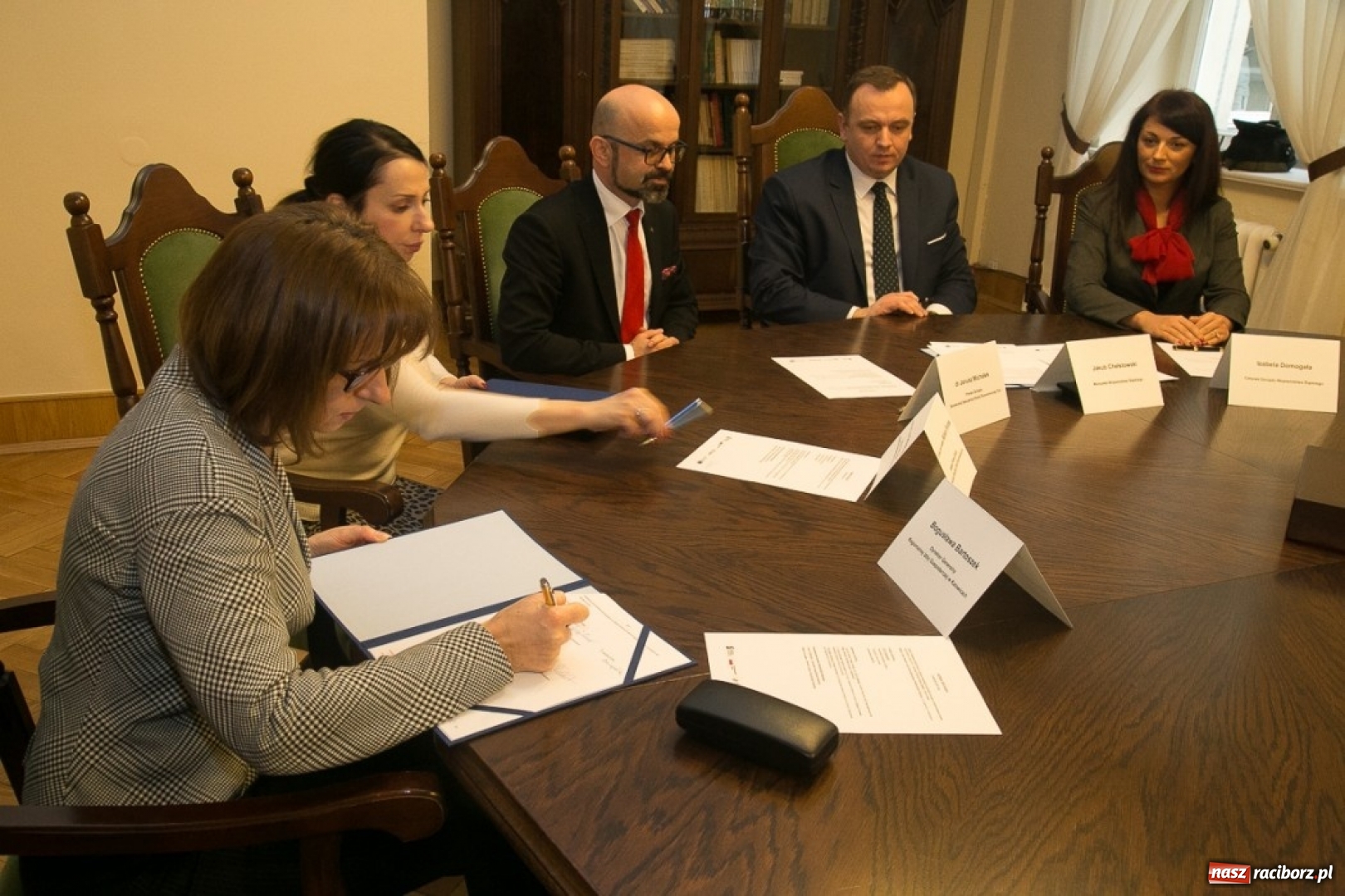 Zdjęcie w galerii na portalu naszraciborz.pl: Porozumienie o współpracy podpisane. Miliony złotych na staże i konkursy wiadomości z regionu