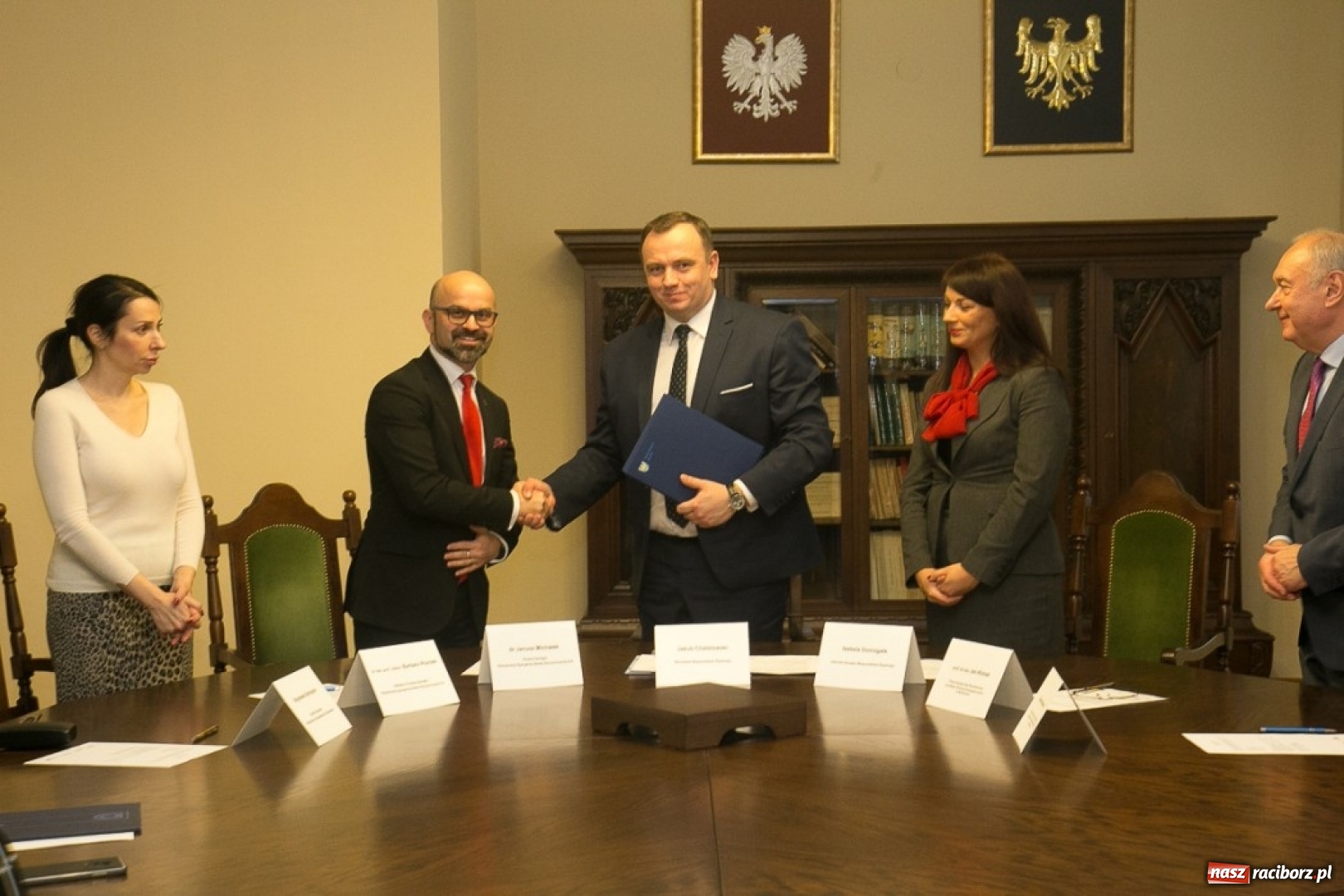 Zdjęcie w galerii na portalu naszraciborz.pl: Porozumienie o współpracy podpisane. Miliony złotych na staże i konkursy wiadomości z regionu