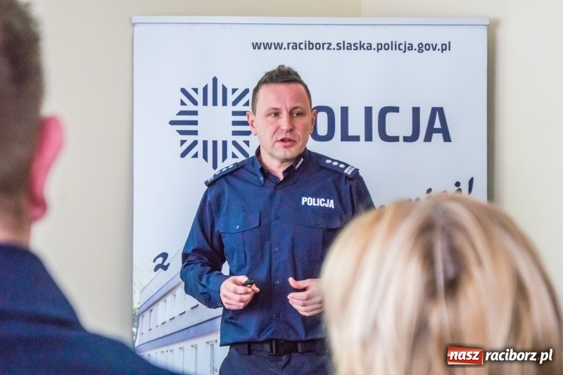 Zdjęcie w galerii na portalu naszraciborz.pl: Pochwały dla podwładnych, kwiaty dla prokurator. Narada roczna raciborskiej policji wiadomości z regionu