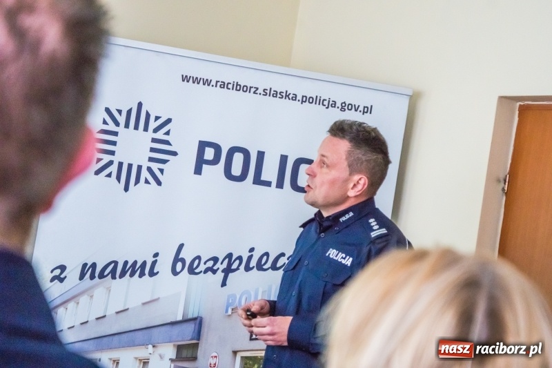 Zdjęcie w galerii na portalu naszraciborz.pl: Pochwały dla podwładnych, kwiaty dla prokurator. Narada roczna raciborskiej policji wiadomości z regionu