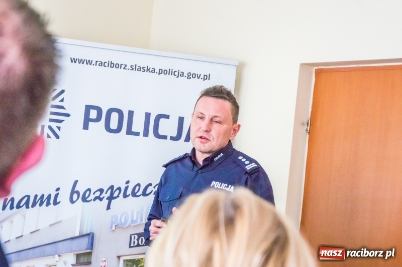 Zdjęcie w galerii na portalu naszraciborz.pl: Pochwały dla podwładnych, kwiaty dla prokurator. Narada roczna raciborskiej policji wiadomości z regionu