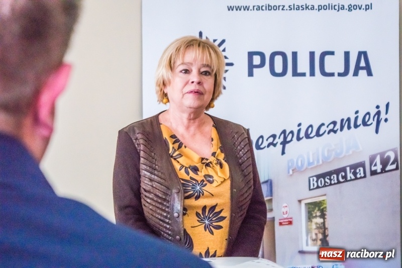 Zdjęcie w galerii na portalu naszraciborz.pl: Pochwały dla podwładnych, kwiaty dla prokurator. Narada roczna raciborskiej policji wiadomości z regionu