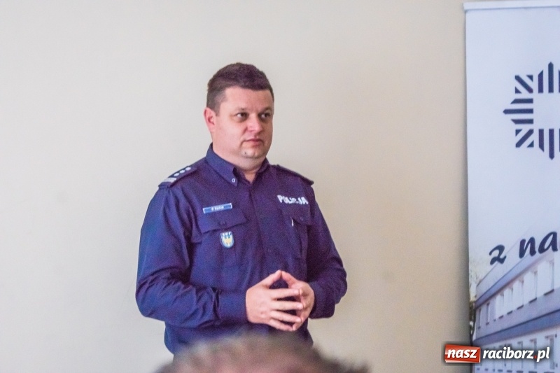 Zdjęcie w galerii na portalu naszraciborz.pl: Pochwały dla podwładnych, kwiaty dla prokurator. Narada roczna raciborskiej policji wiadomości z regionu