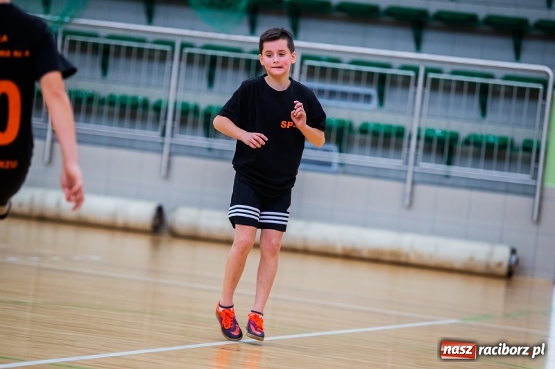 Zdjęcie w galerii na portalu naszraciborz.pl: Halowy Turniej Piłki Nożnej Bajtel w Arenie Rafako wiadomości z regionu