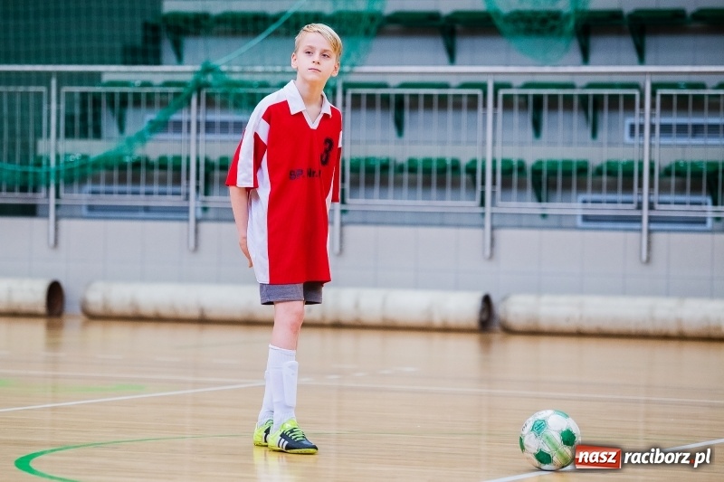 Zdjęcie w galerii na portalu naszraciborz.pl: Halowy Turniej Piłki Nożnej Bajtel w Arenie Rafako wiadomości z regionu