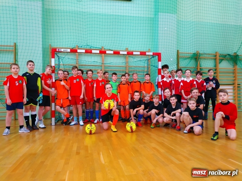 Zdjęcie w galerii na portalu naszraciborz.pl: Halowy Turniej Piłki Nożnej Bajtel w Arenie Rafako wiadomości z regionu