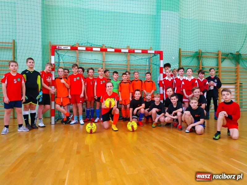 Zdjęcie w galerii na portalu naszraciborz.pl: Halowy Turniej Piłki Nożnej Bajtel w Arenie Rafako wiadomości z regionu