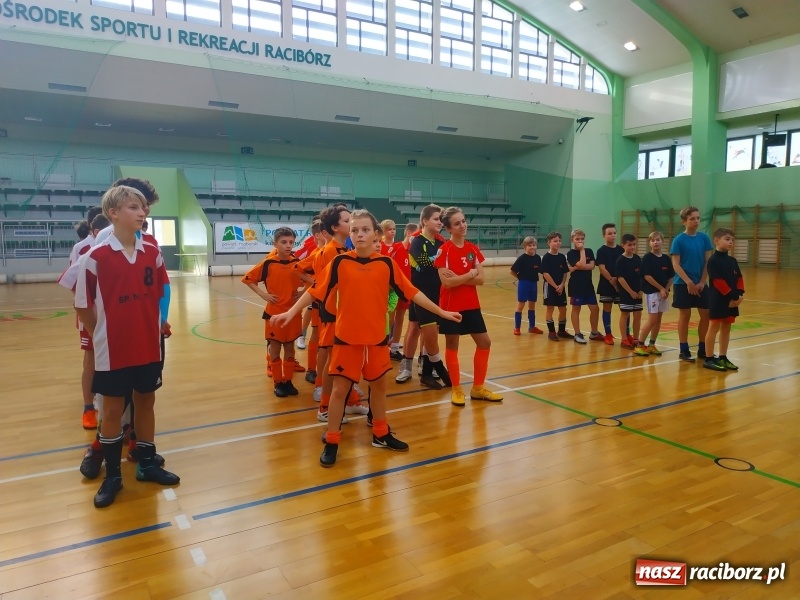 Zdjęcie w galerii na portalu naszraciborz.pl: Halowy Turniej Piłki Nożnej Bajtel w Arenie Rafako wiadomości z regionu