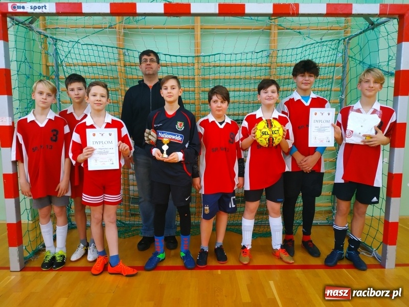 Zdjęcie w galerii na portalu naszraciborz.pl: Halowy Turniej Piłki Nożnej Bajtel w Arenie Rafako wiadomości z regionu