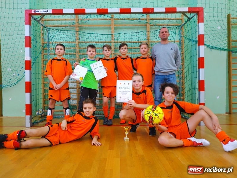 Zdjęcie w galerii na portalu naszraciborz.pl: Halowy Turniej Piłki Nożnej Bajtel w Arenie Rafako wiadomości z regionu