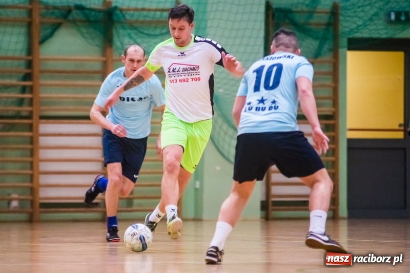 Zdjęcie w galerii na portalu naszraciborz.pl: Sobota w HLPN. Marek&Dariusz Metallbau ogolony przez Salon Fryzjerski wiadomości z regionu