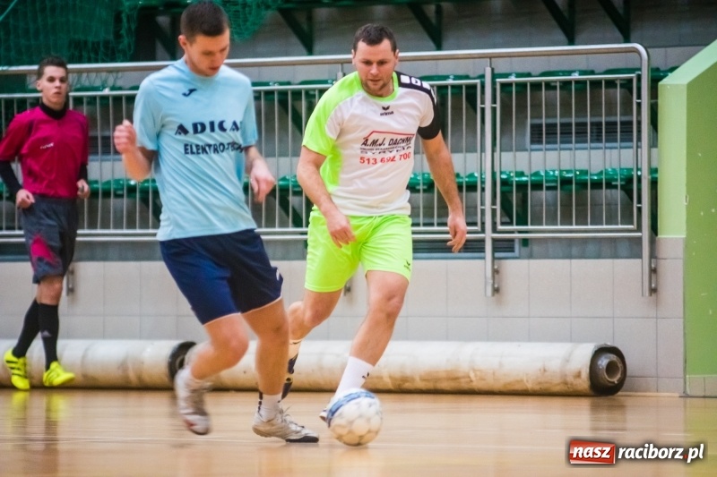 Zdjęcie w galerii na portalu naszraciborz.pl: Sobota w HLPN. Marek&Dariusz Metallbau ogolony przez Salon Fryzjerski wiadomości z regionu