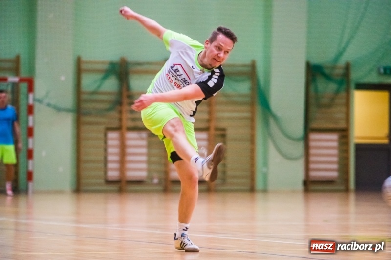 Zdjęcie w galerii na portalu naszraciborz.pl: Sobota w HLPN. Marek&Dariusz Metallbau ogolony przez Salon Fryzjerski wiadomości z regionu