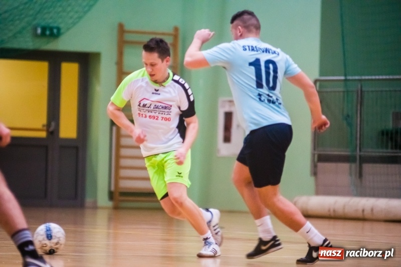 Zdjęcie w galerii na portalu naszraciborz.pl: Sobota w HLPN. Marek&Dariusz Metallbau ogolony przez Salon Fryzjerski wiadomości z regionu