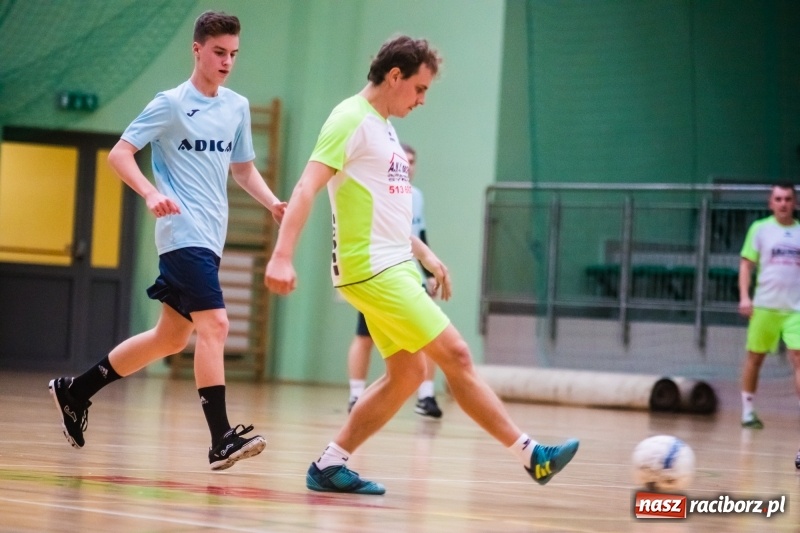 Zdjęcie w galerii na portalu naszraciborz.pl: Sobota w HLPN. Marek&Dariusz Metallbau ogolony przez Salon Fryzjerski wiadomości z regionu