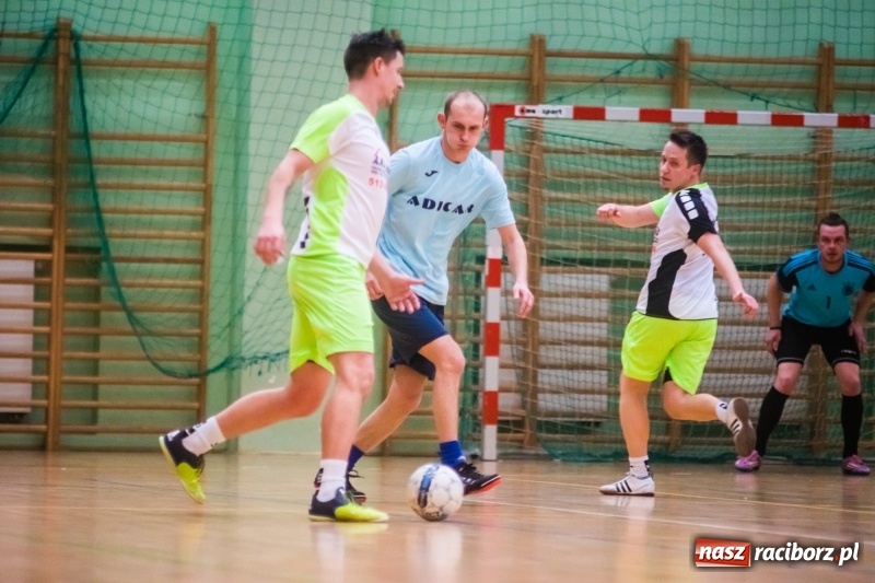 Zdjęcie w galerii na portalu naszraciborz.pl: Sobota w HLPN. Marek&Dariusz Metallbau ogolony przez Salon Fryzjerski wiadomości z regionu