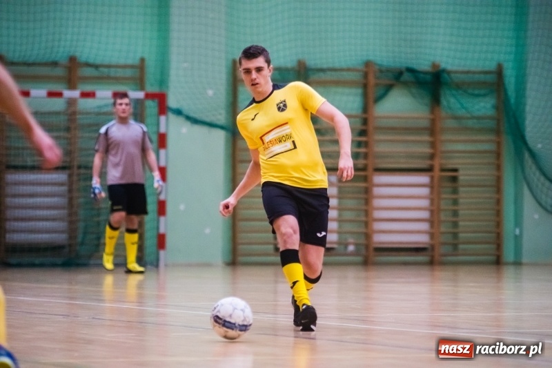 Zdjęcie w galerii na portalu naszraciborz.pl: Sobota w HLPN. Marek&Dariusz Metallbau ogolony przez Salon Fryzjerski wiadomości z regionu