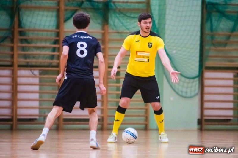 Zdjęcie w galerii na portalu naszraciborz.pl: Sobota w HLPN. Marek&Dariusz Metallbau ogolony przez Salon Fryzjerski wiadomości z regionu