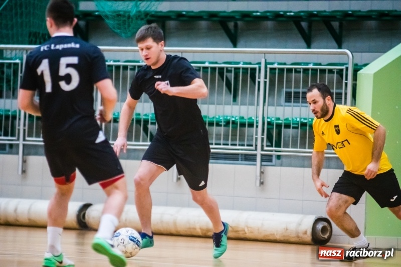 Zdjęcie w galerii na portalu naszraciborz.pl: Sobota w HLPN. Marek&Dariusz Metallbau ogolony przez Salon Fryzjerski wiadomości z regionu