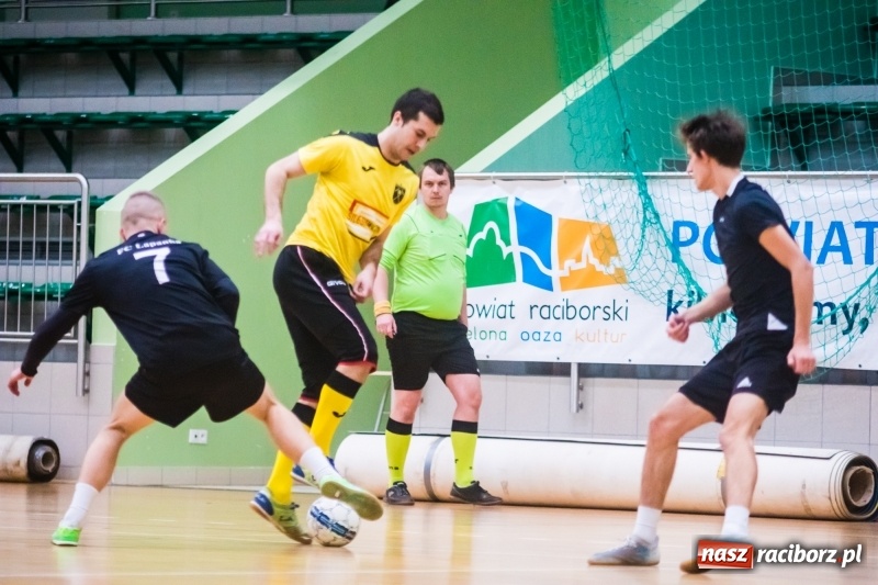 Zdjęcie w galerii na portalu naszraciborz.pl: Sobota w HLPN. Marek&Dariusz Metallbau ogolony przez Salon Fryzjerski wiadomości z regionu