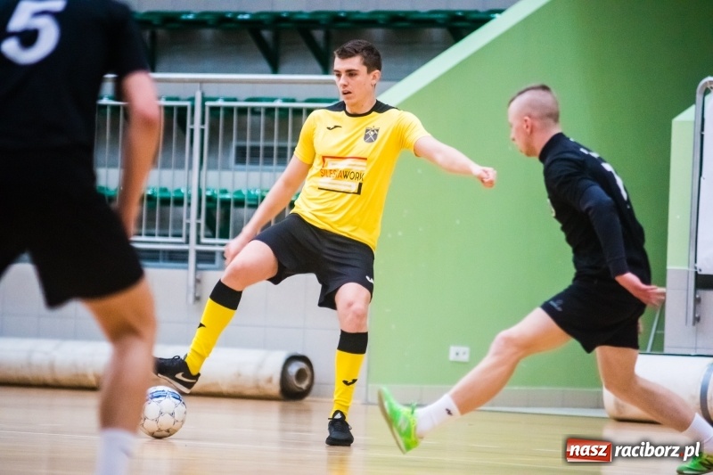 Zdjęcie w galerii na portalu naszraciborz.pl: Sobota w HLPN. Marek&Dariusz Metallbau ogolony przez Salon Fryzjerski wiadomości z regionu